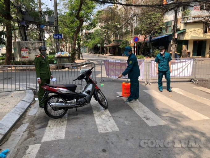 Đội bảo vệ khu vực cách ly đều phải khử khuẩn sau mỗi lần ra vào