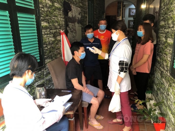 Cán bộ y tế chủ động đến từng nhà đo thân nhiệt