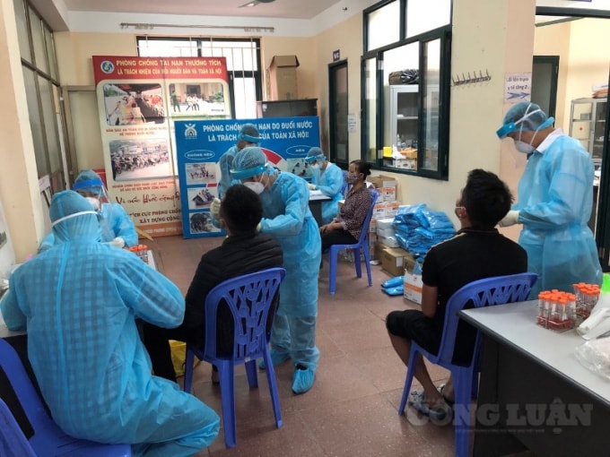Các nhân viên đều được trang bị bảo hộ kỹ, kiểm tra từng người trong khu vực bị cách ly