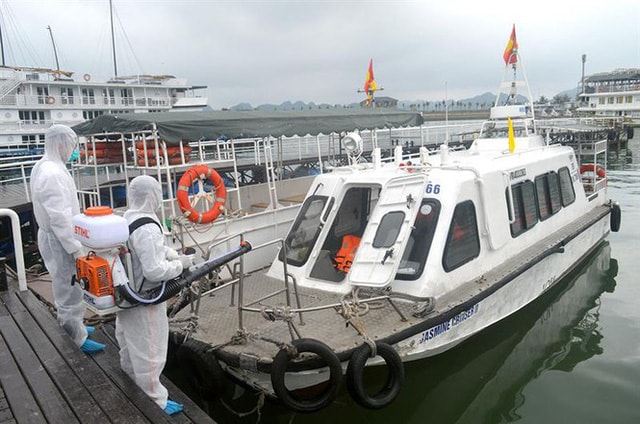 Thành phố Hạ Long đã phong tỏa địa điểm và tàu du lịch liên quan đến 4 du khách nước ngoài mắc SARS-CoV-2
