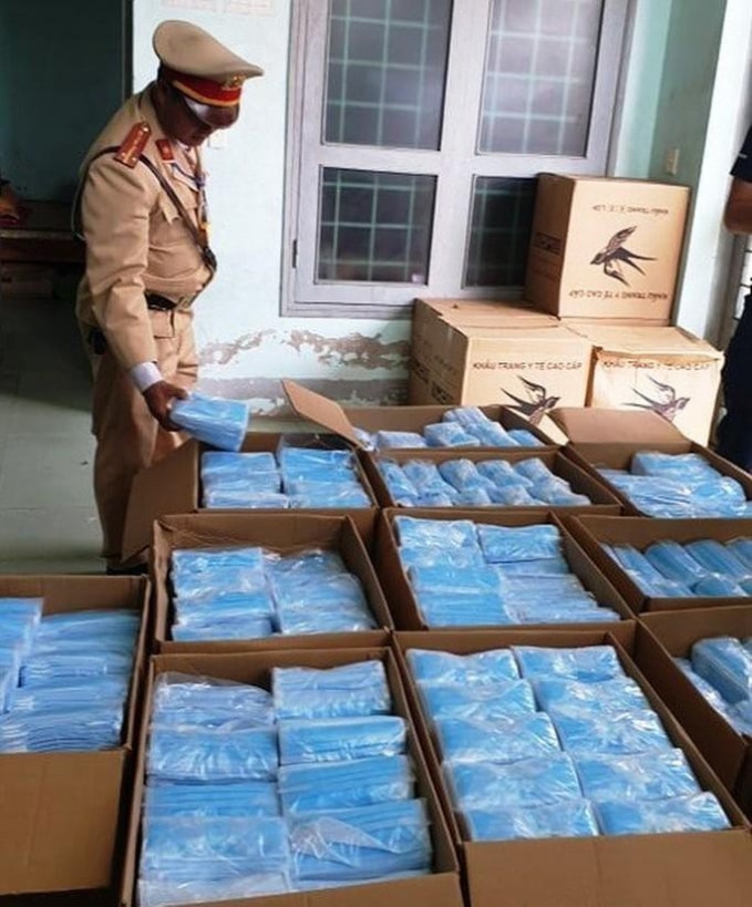 Số khẩu trang không rõ nguồn gốc đang được bàn giao cho Đội quản lý thị trường số 5- Cục quản lý thị trường tỉnh để xử lý theo quy định.