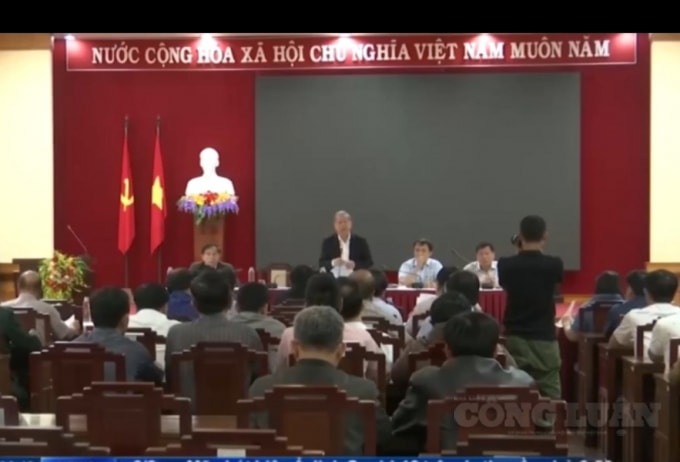 Ông Phan Ngọc Thọ, chủ tịch UBND tỉnh Thừa Thiên Huế họp chỉ đạo đạo cách ly bệnh nhân bị nhiễm Covid-19 và những người liên quan.