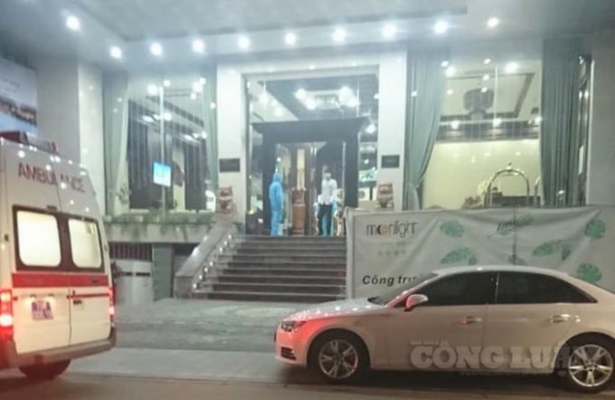 Khách sạn mà du khách người Anh lưu trú tại Huế đang được cơ quan chức năng phun thuốc tiêu độc khử trùng.