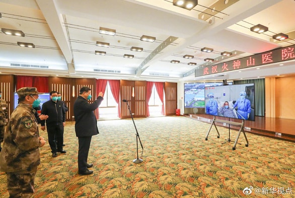 Ông Tập Cận Bình hỏi thăm bệnh nhân thông qua màn hình kết nối với bệnh viện ngày 10/3. Ảnh: Tân Hoa xã