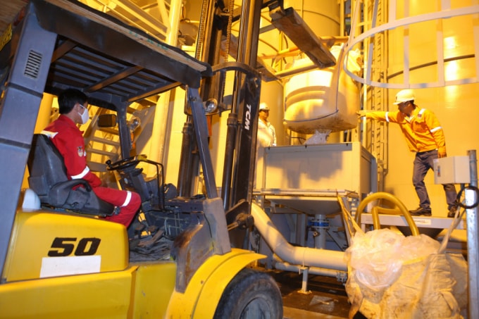 Kỹ sư DMC-WS thực hiện pha trộn hóa chất tại căn cứ hóa chất PVChem tại cảng Vietsovpetro