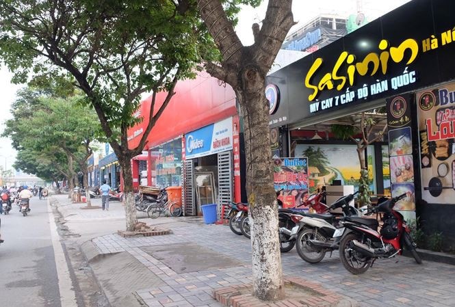 Khu vực dự án cống hóa mương thoát nước Nghĩa Đô có nhiều vi phạm về trật tự xây dựng từ nhiều năm trước đó.