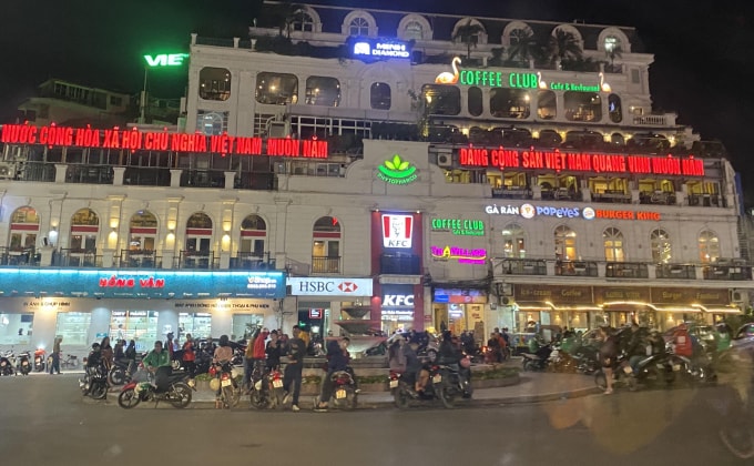 Các ngành dịch vụ bị ảnh hưởng nặng bởi Covid -19 cũng là nguyên nhân khiến thu thuê bị giảm. Ảnh: Dương Lâm