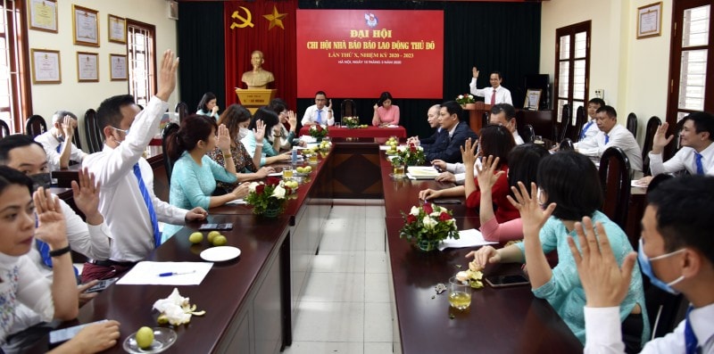 Đại hội Chi hội nhà báo báo Lao động Thủ đô nhiệm kỳ 2020 -2023 thông qua Nghị quyết Đại hội. Ảnh: PV