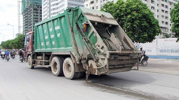 Nghiêm cấm hoạt động với xe chở rác để rò rỉ nước, rơi vãi ra đường trên địa bàn Thủ đô Hà Nội (Ảnh minh họa)