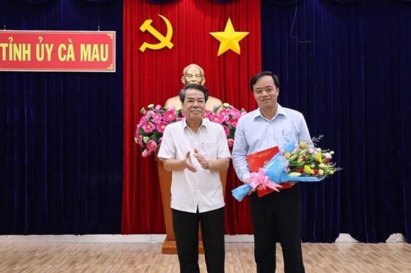 Đồng chí Dương Thanh Bình trao Quyết định và chúc mừng đồng chí Huỳnh Quốc Việt