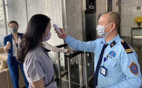 Tất cả người nhập cảnh vào Việt Nam đều phải thực hiện khai báo y tế bắt buộc. Ảnh: TL