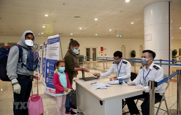 Hành khách làm thủ tục khai báo y tế trước khi nhập cảnh vào Việt Nam tại cửa khẩu Sân bay quốc tế Nội Bài (Hà Nội), chiều 7/3. Ảnh: TTXVN