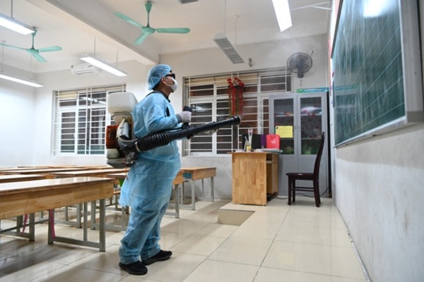 TP Hà Nội phun thuốc khử trùng trường học phòng chống virus SARS-CoV-2. Ảnh: TL