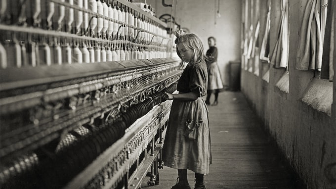 famous-photographers-Lewis-Hine-1908-child-cotton-mill