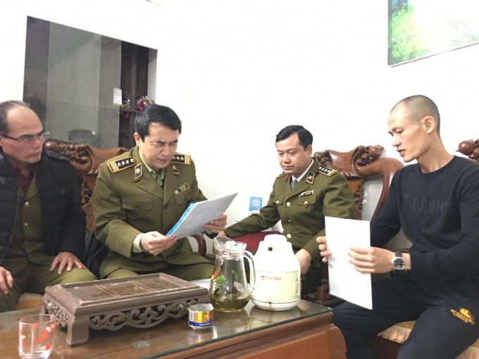 Lực lượng QLTT làm việc với đại diện của Công ty Quốc Bảo.