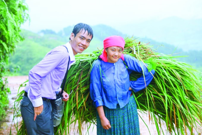 Nhà báo Hồ Viết Thịnh trong chuyến công tác miền núi.