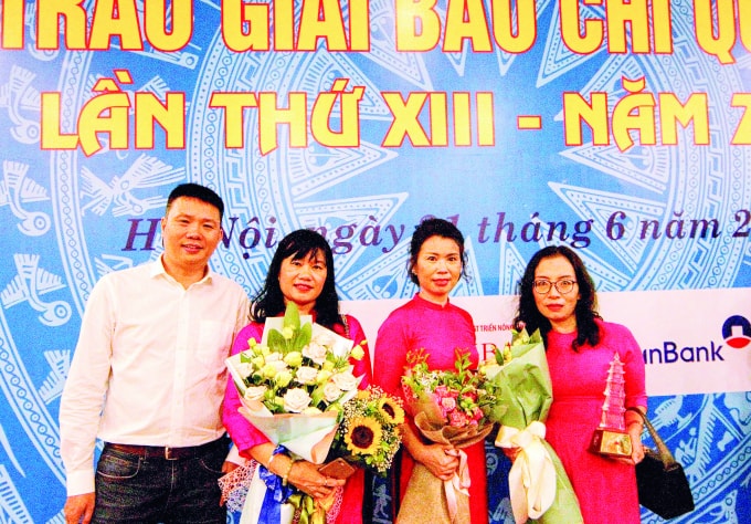 Nhà báo Phùng Nguyên cùng đồng nghiệp báo Nhân Dân đoạt Giải A Giải Báo chí Quốc gia lần thứ XIII-2019.