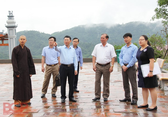 Ông Giáp Văn Tâm – PCT UBND huyện Sơn Động, Chủ tịch Hội đồng bồi thường GPMB huyện Sơn Động (người áo trắng đứng ở giữa) - Ảnh: BGPHoàng Hà.