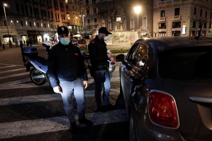 Cảnh sát tại thành phố Naples, Italy. Ảnh: Reuters