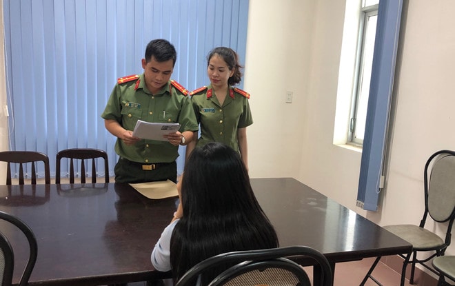 Làm việc với cơ quan công an, B.T.H.N hiện ngụ tại xã Đinh Trang Hòa, H.Di Linh, Lâm Đồng, 25 tuổi. Ảnh: PV