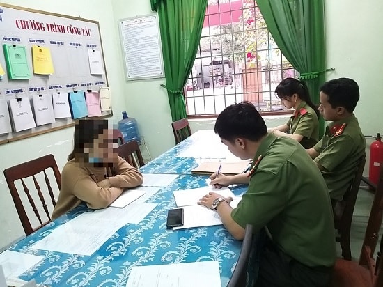 Công an làm việc với chủ tài khoản facebook tung tin giả. Ảnh: PV