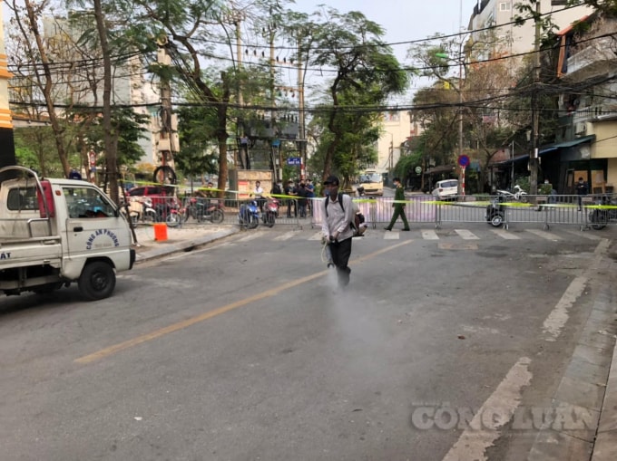 Các khu vực bị cách ly hằng ngày được khử trùng (ảnh Sơn Hải)