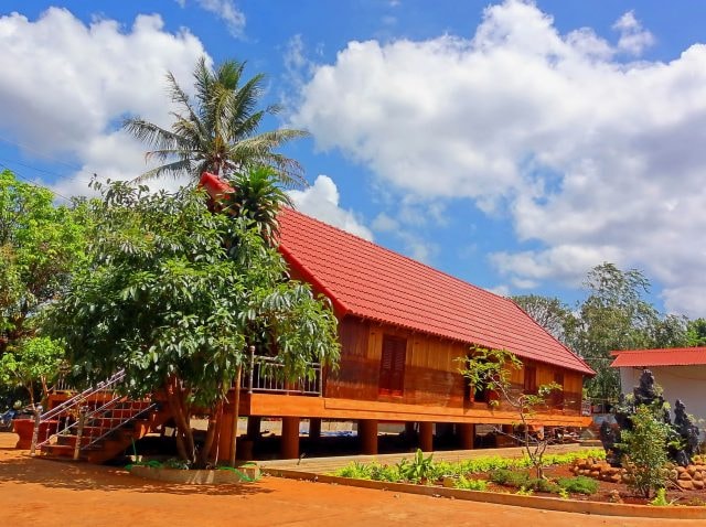 Buôn Ako Dhong (hay còn gọi là Buôn Cô Thôn).