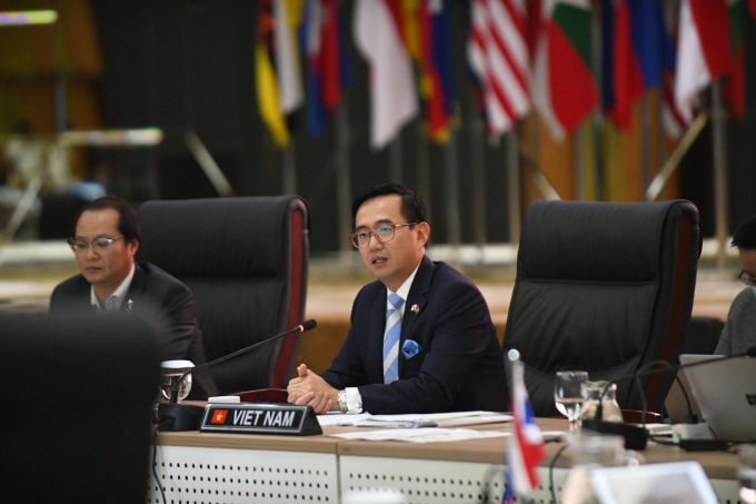 Đại sứ Trần Đức Bình, Trưởng Phái đoàn Thường trực Việt Nam tại ASEAN, đồng chủ trì Hội nghị cùng Đại sứ Nhật Bản tại ASEAN Chiba Akira. Ảnh: BNG