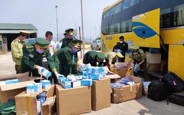 Gần 30.000 khẩu trang y tế, 98 bộ đồ áo bảo hộ y tế do Việt Nam sản xuất bị thu giữ