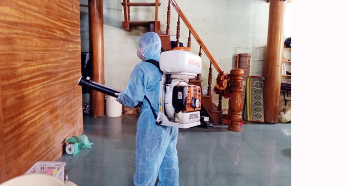 Phun hóa chất khử khuẩn tại khu dân cư nơi có người cách ly. Ảnh TL.