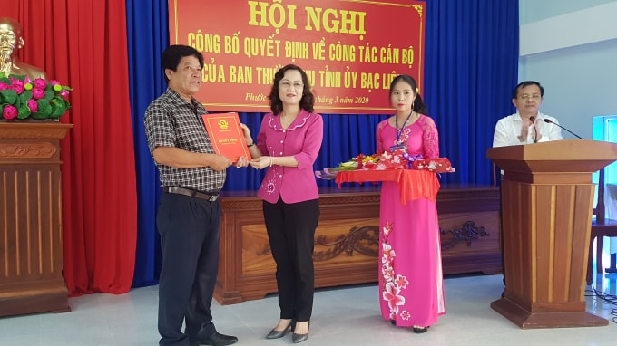 Bà Lê Thị Ái Nam, Phó Bí thư Thường trực Tỉnh ủy trao quyết định điều động ông Phạm Thanh Hải giữ chức vụ Phó Giám đốc Sở NN&PTNT tỉnh. (Ảnh: Minh Luân)