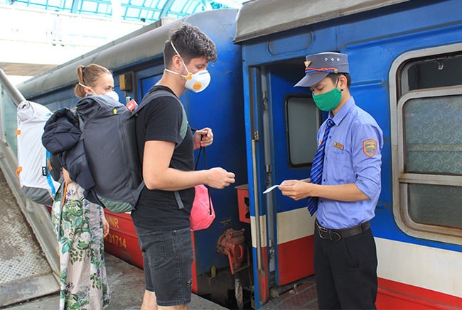 Ngành đường sắt chủ động thực hiện các biện pháp phòng chống dịch bệnh Covid-19 cho hành khách và nhân viên. Ảnh: TL