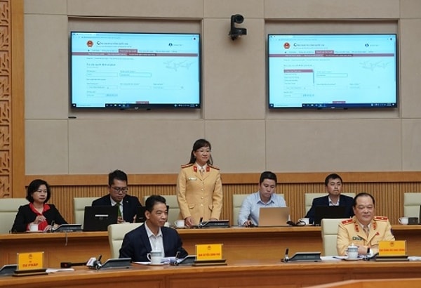 Cán bộ công an thực hiện quy trình nộp phạt trực tuyến trên Cổng Dịch vụ công quốc gia tại Hội nghị. Ảnh: VGP