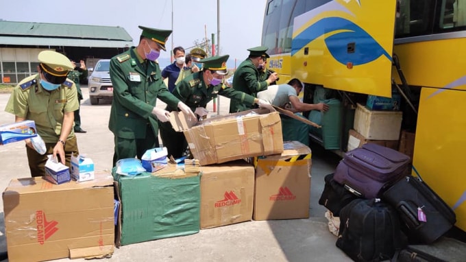 Lực lượng chức năng Hà Tĩnh ngăn chặn chiếc xe khách chở khẩu trang và bộ đồ áo bảo hộ y tế trái phép