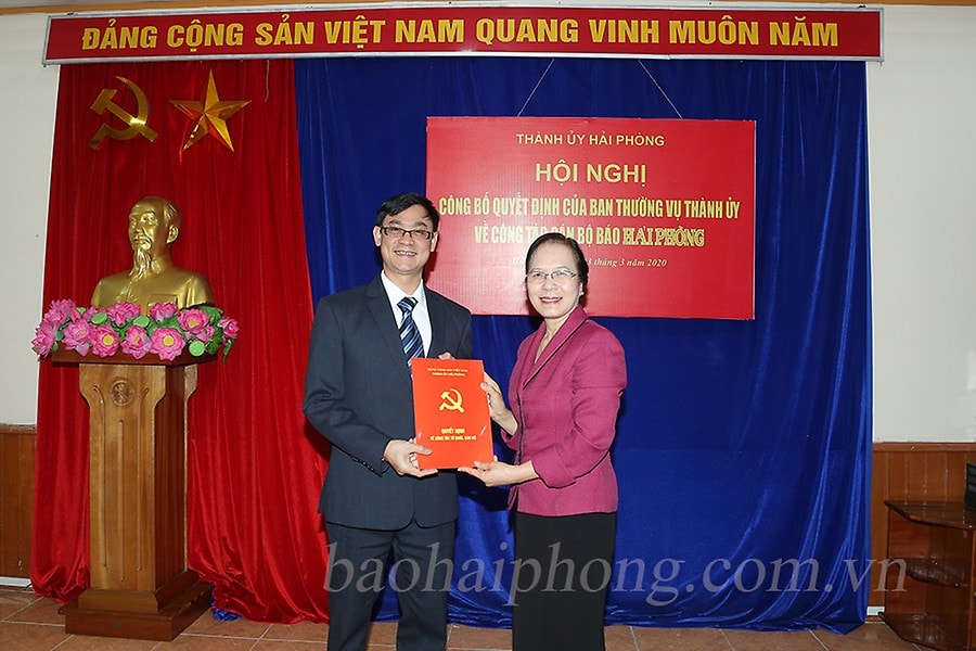 Đồng chí Nguyễn Thị Nghĩa, Phó bí thư Thường trực Thành ủy, Trưởng Đoàn đại biểu Quốc hội Hải Phòng trao Quyết định và chúc mừng đồng chí Nguyễn Ngọc Ánh giữ chức vụ Tổng Biên tập Báo Hải Phòng. Ảnh: baohaiphong.com.vn