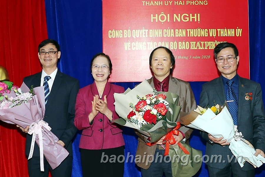 Đồng chí Nguyễn Thị Nghĩa, Phó bí thư Thường trực Thành ủy, Trưởng Đoàn đại biểu Quốc hội Hải Phòng chúc mừng đồng chí Nguyễn Ngọc Ánh giữ chức vụ Tổng Biên tập Báo Hải Phòng và đồng chí Lê Trọng Nghĩa, Hoàng Đình Thi nghỉ hưu, hưởng chế độ Bảo hiểm xã hội. Ảnh: baohaiphong.com.vn