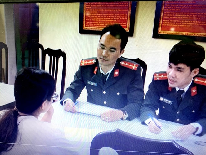 Công an làm việc với người đưa tin bịa đặt, xuyên tạc - Ảnh: Bộ Công an cung cấp