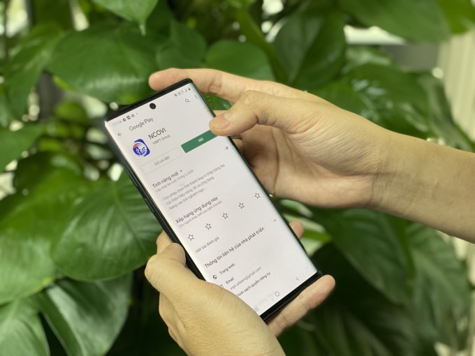 Người dân tải ứng dụng NCOVI.