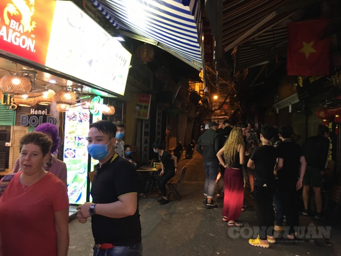 Trước đó, ngày 13/3 Chủ tịch TP Hà Nội yêu cầu tạm dừng hoạt động của các quán bar, karaoke, điểm di tích, lịch sử đến hết tháng 3/2020. Ảnh H.L.
