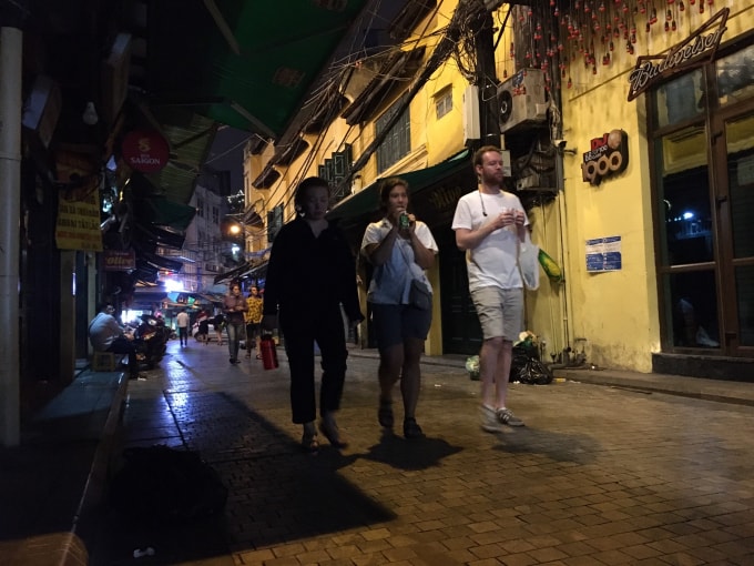 Các tuyến phố lúc này dường như chỉ còn khách nước ngoài đi lại ngoài đường. Ảnh H.Long.