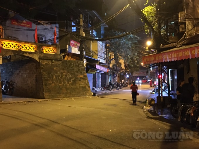 Khi các cửa hàng đã đóng cửa, các con phố cũng vắng khách qua lại hơn. Ảnh H.L.