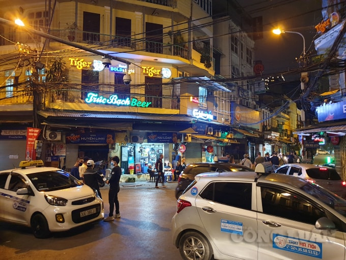 Hầu hết tất cả các tài xế lái xe Taxi đón, trả khách tại đây đều đeo khẩu trang phòng lây bệnh cho mình. Ảnh H.L.
