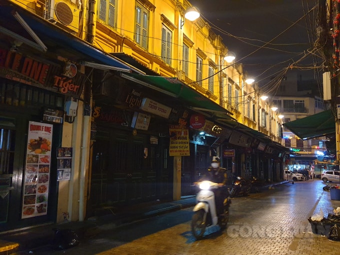 Trên phố tây Tạ Hiện gần như tất cả các cửa hàng đã đóng cửa nghỉ bán hàng. Ảnh H.Long.