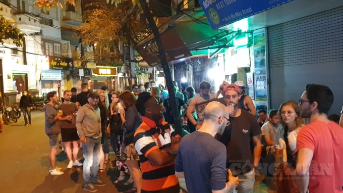 Nhiều khách nước ngoài tụ tập rất đông tại phố Mã Mây lúc 22h ngày 14/3 mà không hề đeo khẩu trang. Ảnh H.Long.