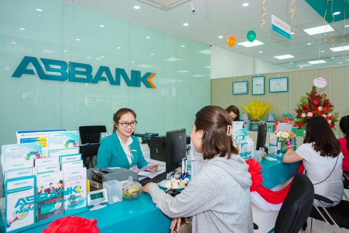 Khách hàng là những người được hưởng lợi từ việc giảm phí. Ảnh: TL