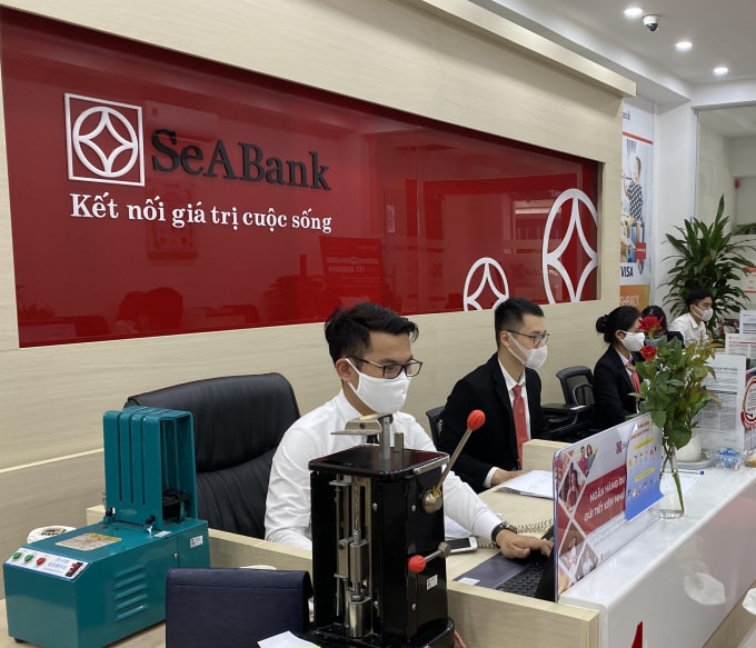 Các ngân hàng sẽ tiếp tục giảm các loại phí dịch vụ. Ảnh: Hoàng Dương