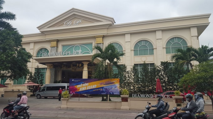Trung tâm hội nghị & tiệc cưới Diamond Place toạ lạc tại số 15A Hồ Văn Huê, phường 9, quận Phú Nhuận, TPHCM.