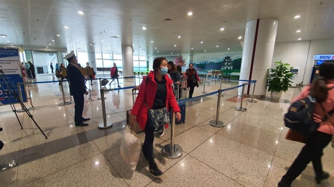 Khuyến cáo hành khách đeo khẩu trang khi đến sân bay, nhà ga, bến tàu, bến xe và phương tiện vận tải hành khách. Ảnh: TL