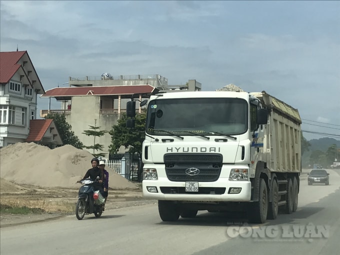 Tình trạng xe quá tải trọng lưu thông công khai tại một số tuyến quốc lộ trọng điểm gây bức xúc dư luận, làm mất trật tự, an toàn giao thông và hư hỏng kết cấu hạ tầng giao thông đường bộ