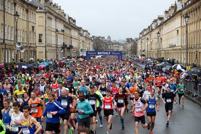 Hàng chục nghìn người đổ xô ra đường tham dự giải chạy Bath Half Marathon 2020. Ảnh: Reuters